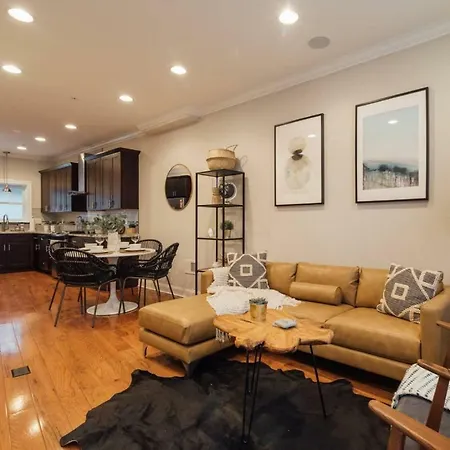 Urban Oasis W/ Roof Deck + 3 Showers + Boho Vibes! Bed and Breakfast